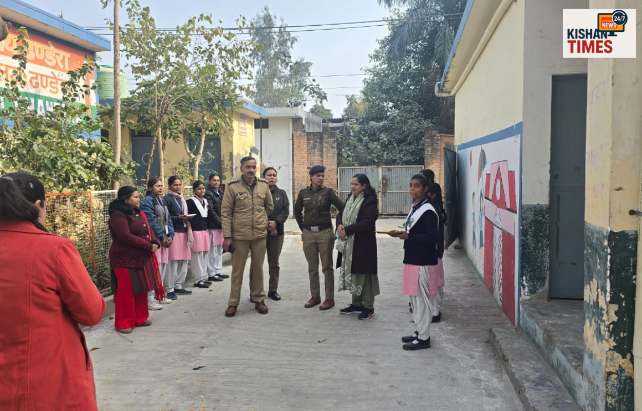 “रुड़की के मारवाड़ कन्या इंटर कॉलेज में छात्रों को नशे और साइबर ठगी के प्रति जागरूक करती पुलिस”