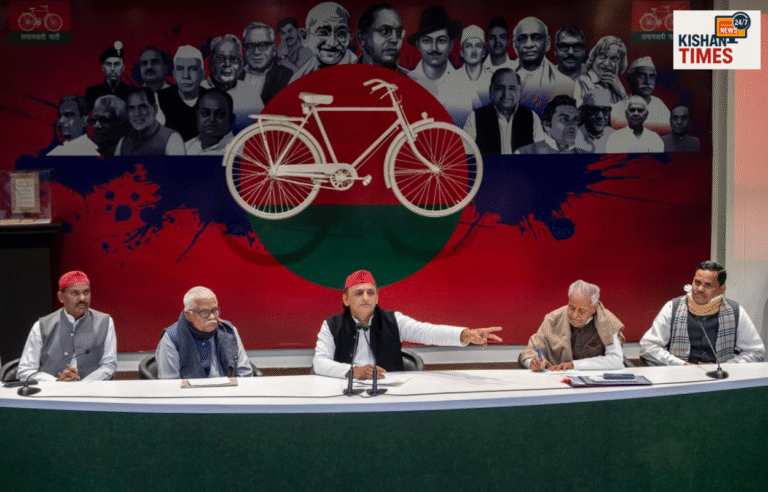 “लखनऊ में पार्टी कार्यकर्ताओं को संबोधित करते समाजवादी पार्टी अध्यक्ष अखिलेश यादव”