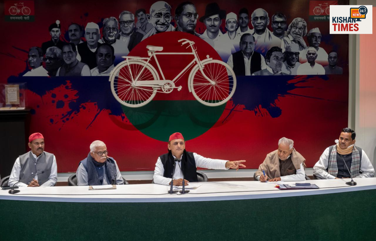 “लखनऊ में पार्टी कार्यकर्ताओं को संबोधित करते समाजवादी पार्टी अध्यक्ष अखिलेश यादव”