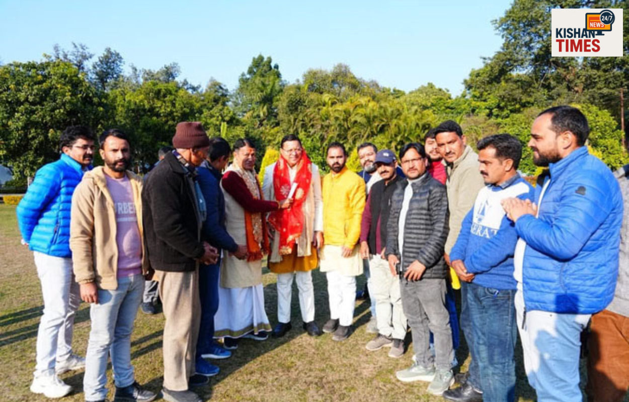 स्यानाचट्टी आपदा पीड़ित प्रतिनिधिमंडल मुख्यमंत्री पुष्कर सिंह धामी से मुलाकात करते हुए