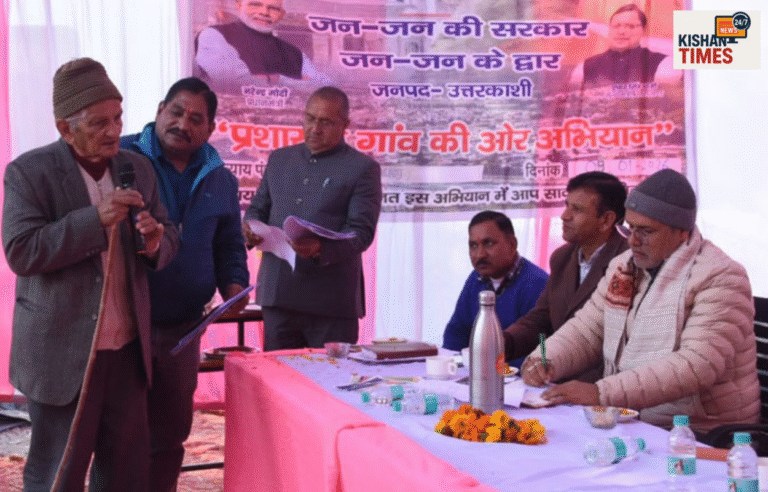 उत्तरकाशी के गेंवला भंडारस्यूं में आयोजित जन सेवा शिविर में जल जीवन मिशन की समस्याएं उठाते ग्रामीण