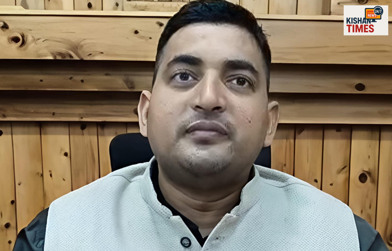 “अल्मोड़ा में वन्यजीव संघर्ष से प्रभावित पशु स्वामियों को मुआवजा राशि वितरित करता वन विभाग”