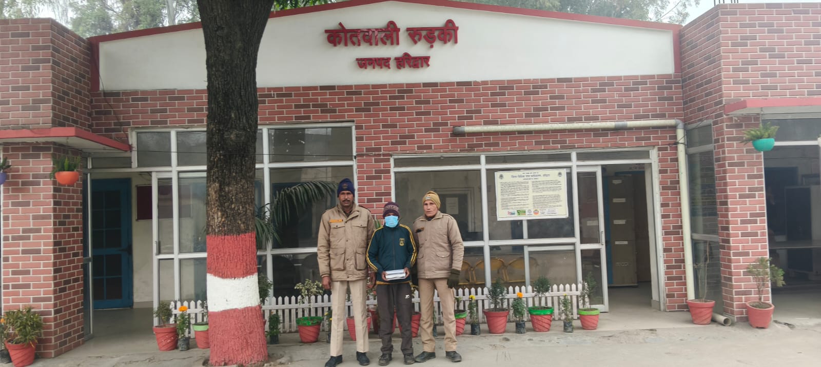 रुड़की में सट्टा खेलाते आरोपी को पकड़ती हरिद्वार पुलिस