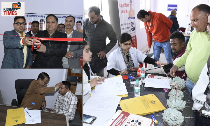 हल्द्वानी मीडिया सेंटर में आयोजित पत्रकारों के लिए निःशुल्क स्वास्थ्य शिविर में जांच कराते मीडिया प्रतिनिधि