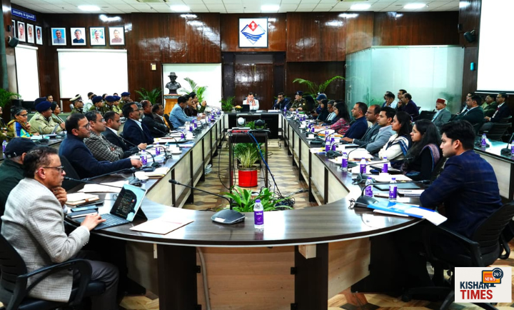 मुख्यमंत्री पुष्कर सिंह धामी सचिवालय में उच्चस्तरीय बैठक लेते हुए