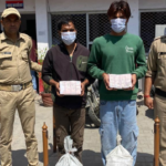 ज्वालापुर हरिद्वार में पुलिस द्वारा पकड़ी गई अवैध देशी शराब के साथ गिरफ्तार आरोपी और बरामद 104 पव्वे शराब