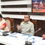 जिला निर्वाचन अधिकारी मयूर दीक्षित द्वारा राजनीतिक दलों के साथ बैठक