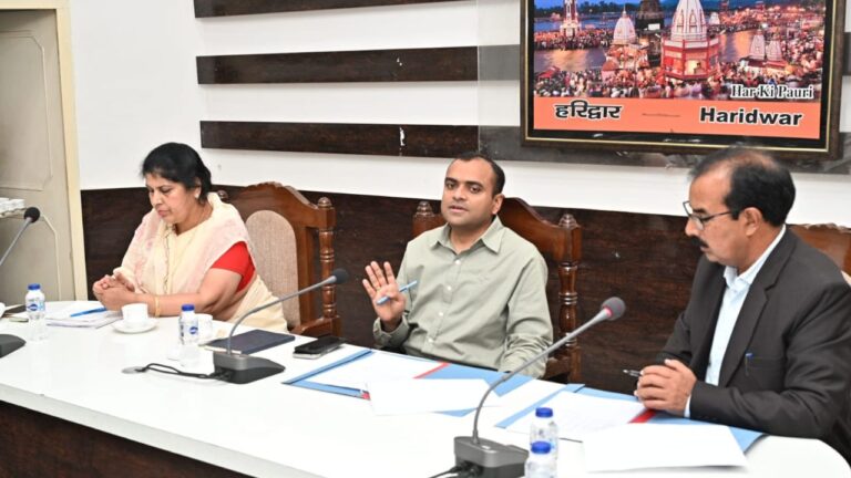 जिला निर्वाचन अधिकारी मयूर दीक्षित द्वारा राजनीतिक दलों के साथ बैठक