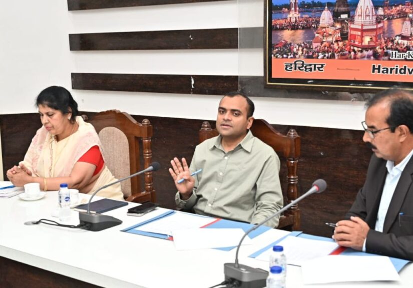 जिला निर्वाचन अधिकारी मयूर दीक्षित द्वारा राजनीतिक दलों के साथ बैठक