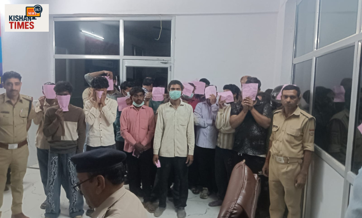 कनखल पुलिस ऑपरेशन प्रहार के दौरान अराजक तत्वों को पकड़ते हुए