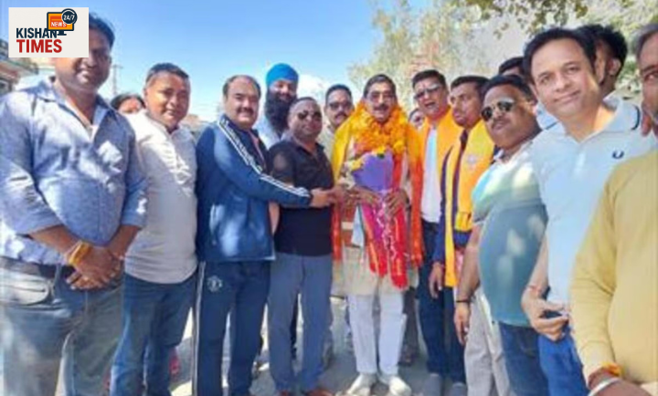 ऋषिकेश में भाजपा कार्यक्रम के दौरान विनोद सुयाल कार्यकर्ताओं को संबोधित करते हुए