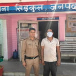 सिडकुल हरिद्वार में पुलिस द्वारा हुड़दंग करने वाले आरोपी को पकड़ते हुए