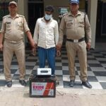 झबरेड़ा पुलिस द्वारा गन्ने के खेत से पकड़ा गया चोरी का आरोपी और बरामद इन्वर्टर बैटरी