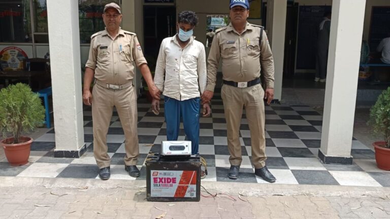 झबरेड़ा पुलिस द्वारा गन्ने के खेत से पकड़ा गया चोरी का आरोपी और बरामद इन्वर्टर बैटरी