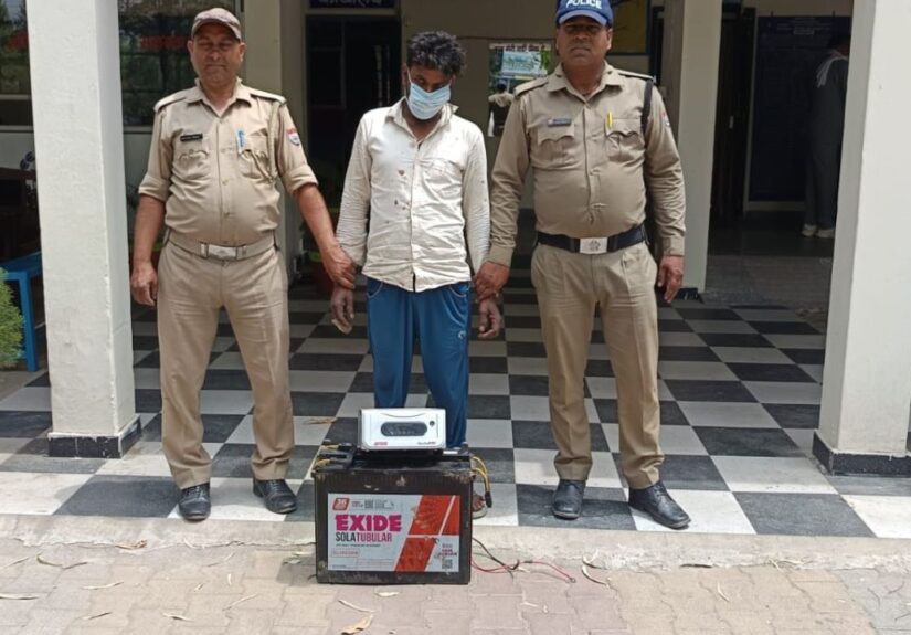 झबरेड़ा पुलिस द्वारा गन्ने के खेत से पकड़ा गया चोरी का आरोपी और बरामद इन्वर्टर बैटरी