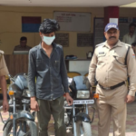 गंगनहर पुलिस द्वारा वाहन चोर को गिरफ्तार करते हुए और बरामद मोटरसाइकिल