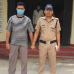 रानीपुर पुलिस द्वारा वारंटी को घर से गिरफ्तार करते हुए तस्वीर