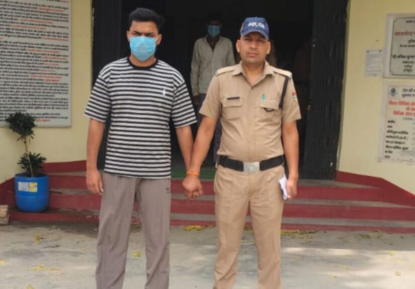 रानीपुर पुलिस द्वारा वारंटी को घर से गिरफ्तार करते हुए तस्वीर