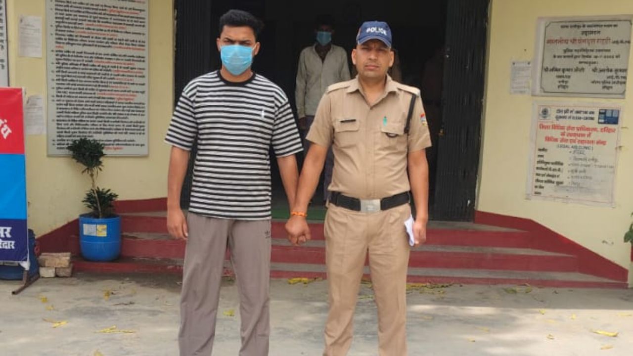 रानीपुर पुलिस द्वारा वारंटी को घर से गिरफ्तार करते हुए तस्वीर