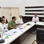 डीएम ने राजस्व बढ़ाने और अवैध शराब रोकने के निर्देश