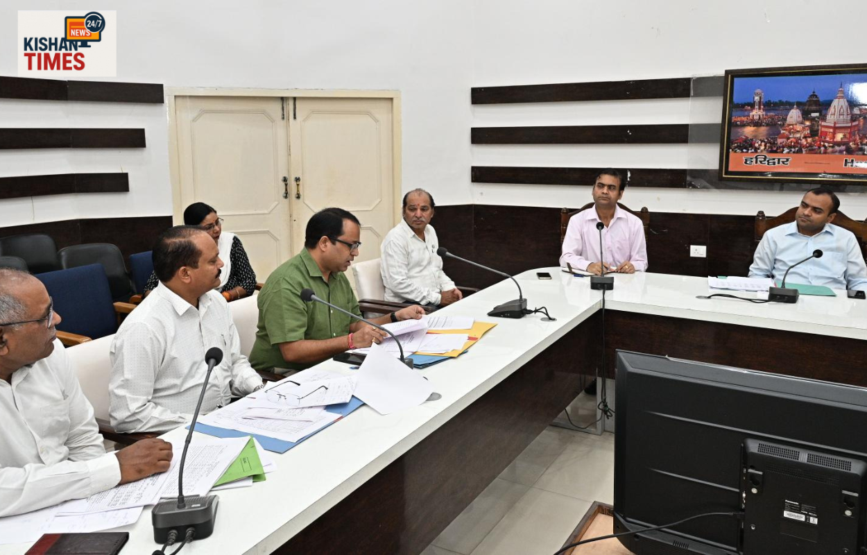 डीएम ने राजस्व बढ़ाने और अवैध शराब रोकने के निर्देश