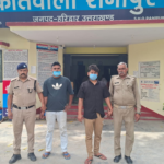 रानीपुर पुलिस द्वारा झगड़ा करने वाले दो आरोपियों को हिरासत में लेते हुए