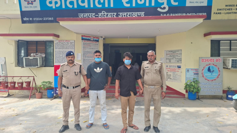 रानीपुर पुलिस द्वारा झगड़ा करने वाले दो आरोपियों को हिरासत में लेते हुए