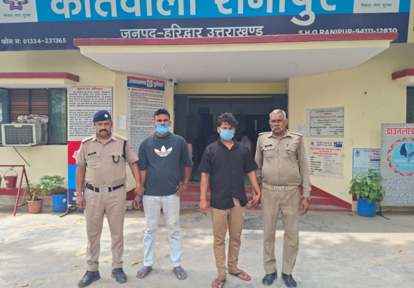 रानीपुर पुलिस द्वारा झगड़ा करने वाले दो आरोपियों को हिरासत में लेते हुए