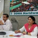 हरिद्वार में आपदा प्रबंधन बैठक के दौरान अधिकारी चर्चा करते हुए