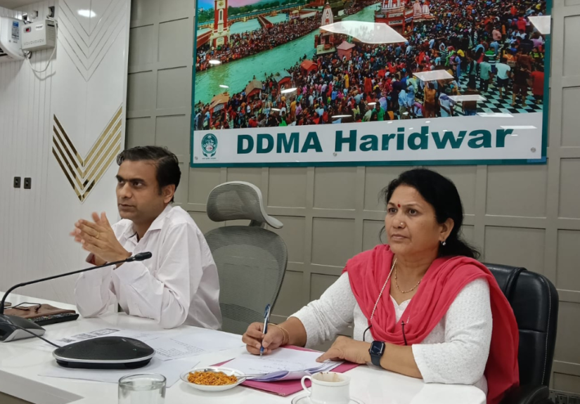 हरिद्वार में आपदा प्रबंधन बैठक के दौरान अधिकारी चर्चा करते हुए