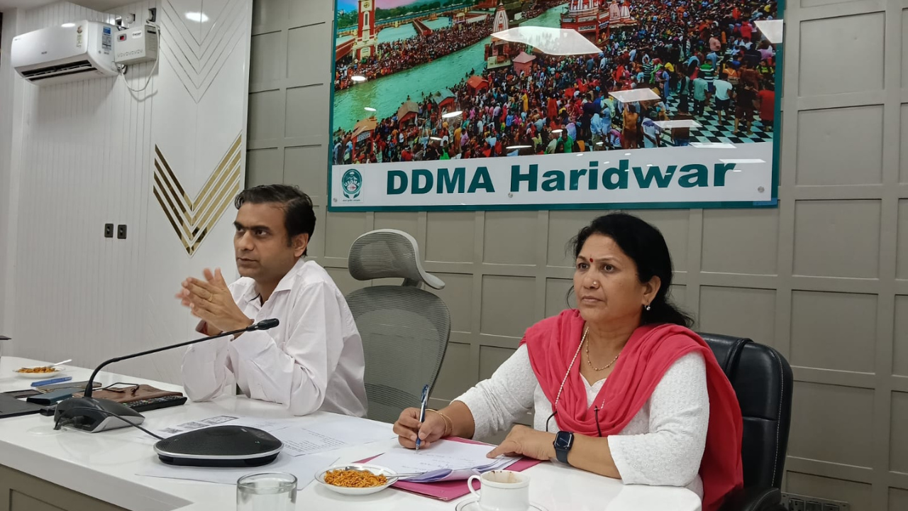 हरिद्वार में आपदा प्रबंधन बैठक के दौरान अधिकारी चर्चा करते हुए