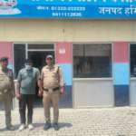 मंगलौर पुलिस द्वारा ATM बदलकर ठगी करने वाले आरोपी को गिरफ्तार करते पुलिसकर्मी।