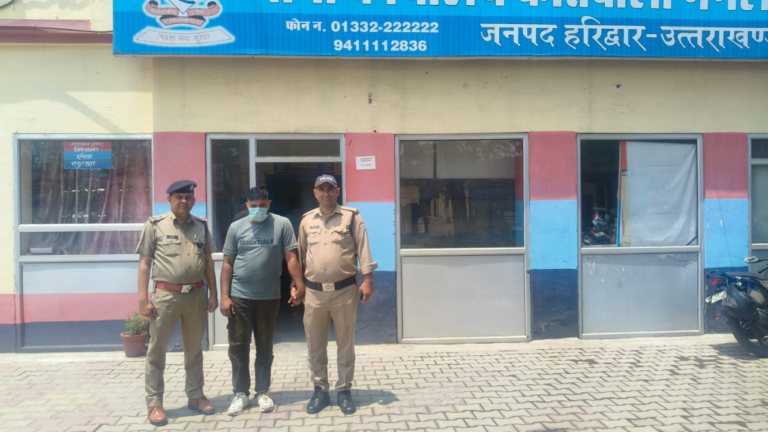 मंगलौर पुलिस द्वारा ATM बदलकर ठगी करने वाले आरोपी को गिरफ्तार करते पुलिसकर्मी।