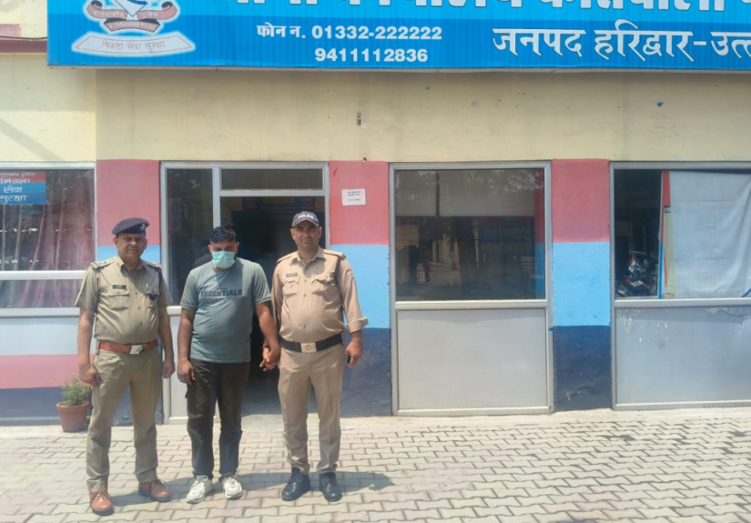 मंगलौर पुलिस द्वारा ATM बदलकर ठगी करने वाले आरोपी को गिरफ्तार करते पुलिसकर्मी।