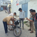 ज्वालापुर क्षेत्र में विवाद के बाद कार्रवाई करती हरिद्वार पुलिस
