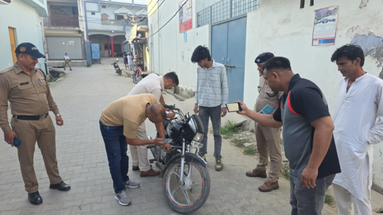 ज्वालापुर क्षेत्र में विवाद के बाद कार्रवाई करती हरिद्वार पुलिस