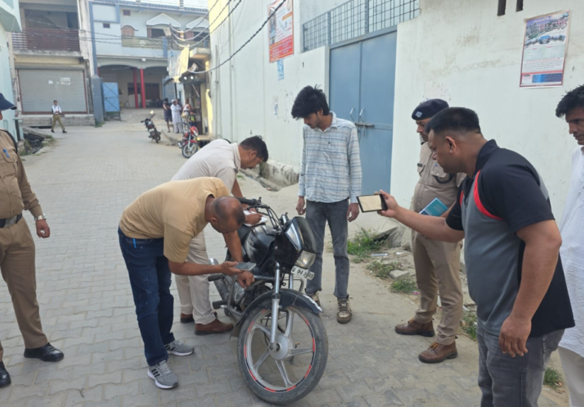 ज्वालापुर क्षेत्र में विवाद के बाद कार्रवाई करती हरिद्वार पुलिस