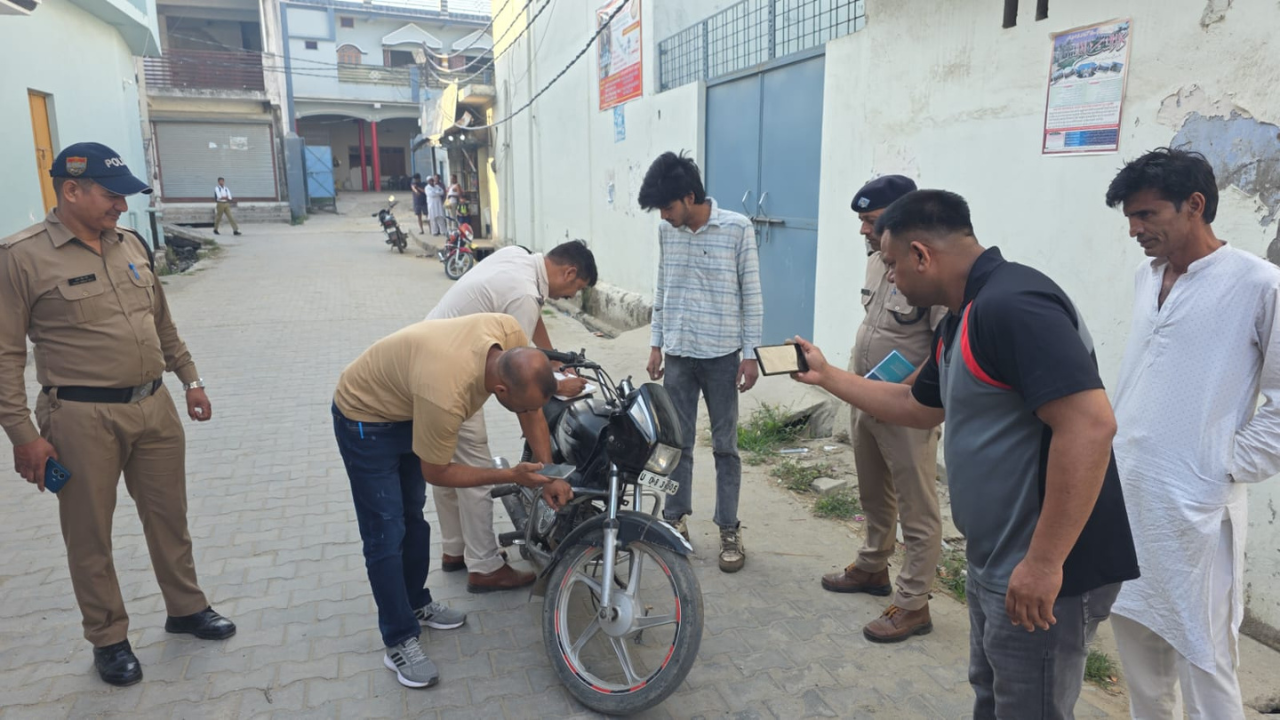 ज्वालापुर क्षेत्र में विवाद के बाद कार्रवाई करती हरिद्वार पुलिस