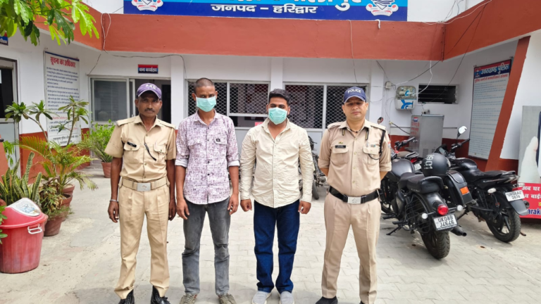 ज्वालापुर क्षेत्र में विवाद के बाद कार्रवाई करती हरिद्वार पुलिस।