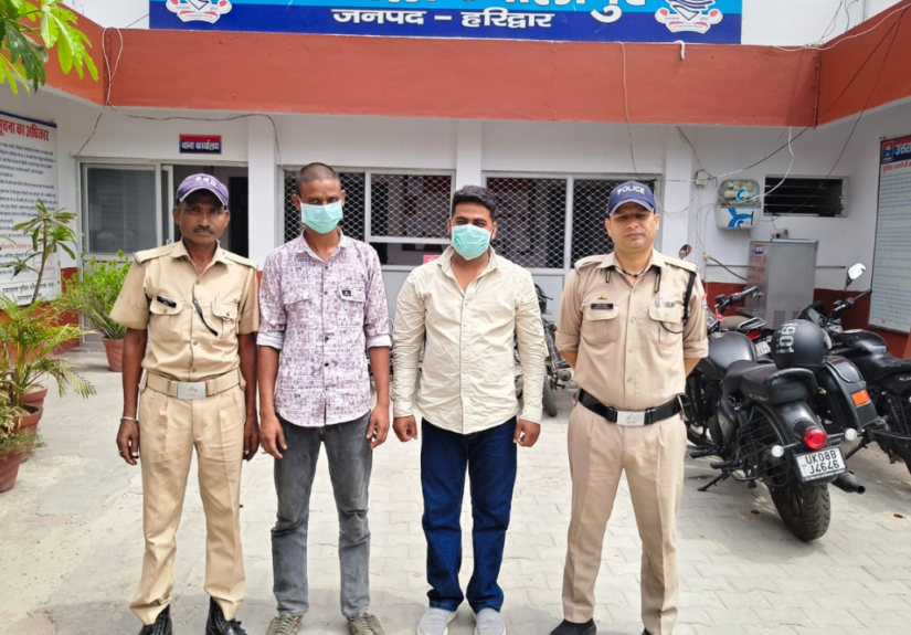 ज्वालापुर क्षेत्र में विवाद के बाद कार्रवाई करती हरिद्वार पुलिस।