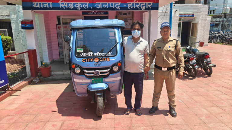सिडकुल पुलिस द्वारा पकड़ा गया वाहन चोर और बरामद ई-रिक्शा
