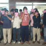 रुड़की में ऑपरेशन प्रहार अभियान के दौरान सार्वजनिक स्थानों पर शराब पीने वालों के खिलाफ कार्रवाई करती हरिद्वार पुलिस की टीम।
