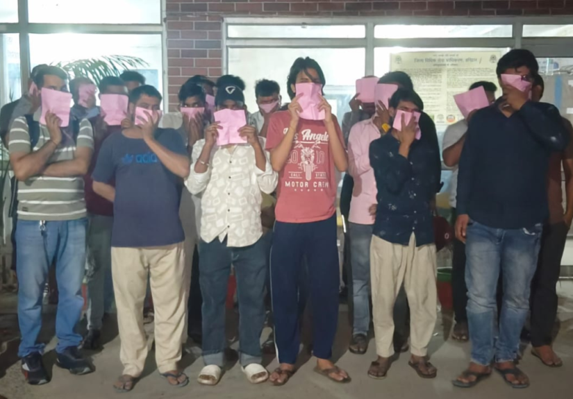 रुड़की में ऑपरेशन प्रहार अभियान के दौरान सार्वजनिक स्थानों पर शराब पीने वालों के खिलाफ कार्रवाई करती हरिद्वार पुलिस की टीम।