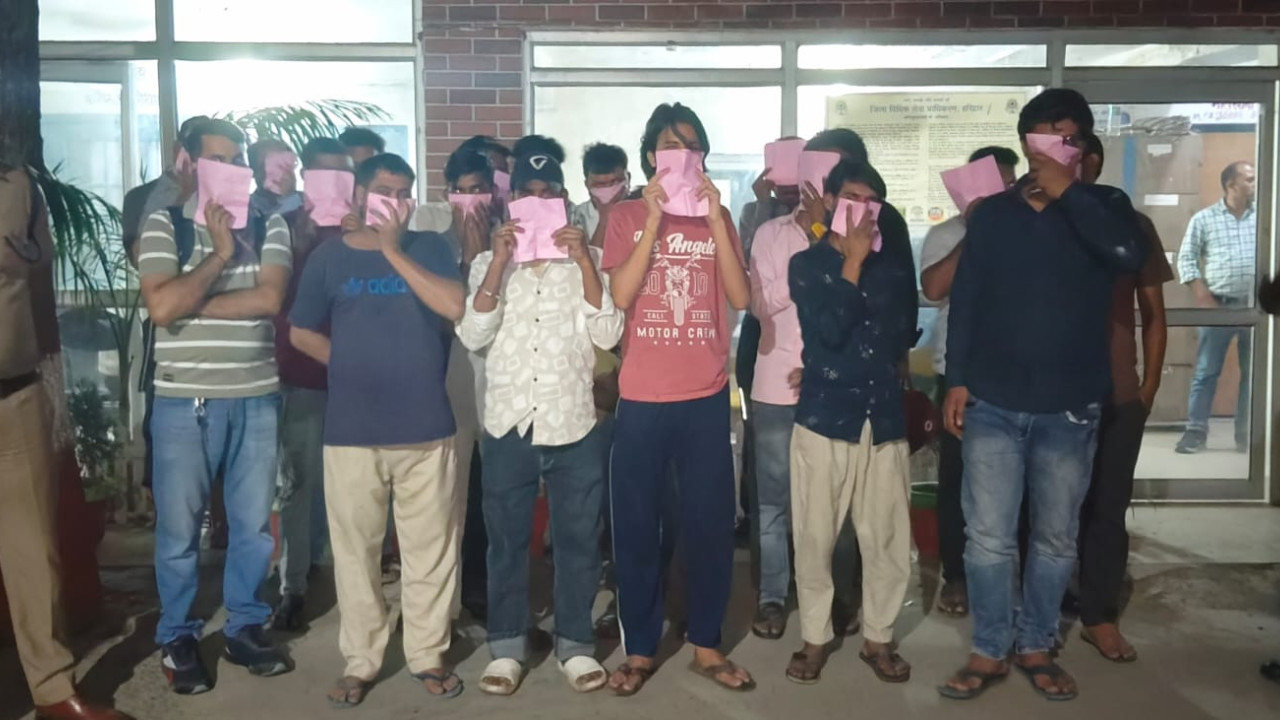 रुड़की में ऑपरेशन प्रहार अभियान के दौरान सार्वजनिक स्थानों पर शराब पीने वालों के खिलाफ कार्रवाई करती हरिद्वार पुलिस की टीम।