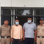 बुग्गावाला पुलिस द्वारा सड़क पर लड़ाई-झगड़ा कर शांति व्यवस्था भंग करने वाले दो युवकों को हिरासत में लेते पुलिस कर्मी।