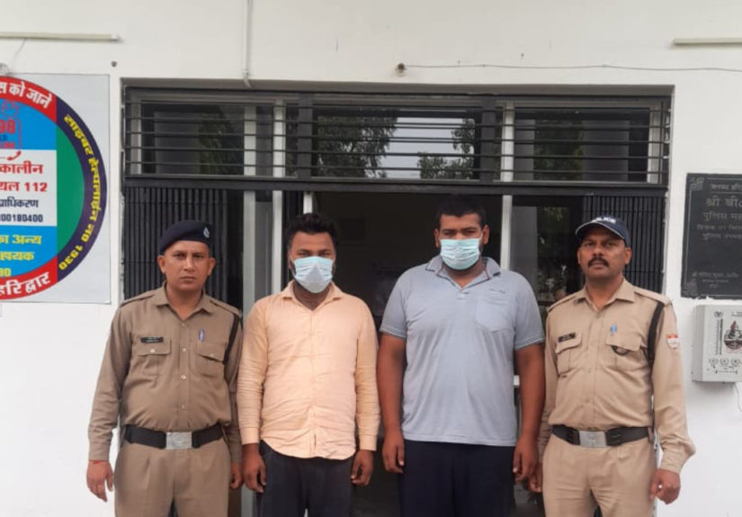 बुग्गावाला पुलिस द्वारा सड़क पर लड़ाई-झगड़ा कर शांति व्यवस्था भंग करने वाले दो युवकों को हिरासत में लेते पुलिस कर्मी।