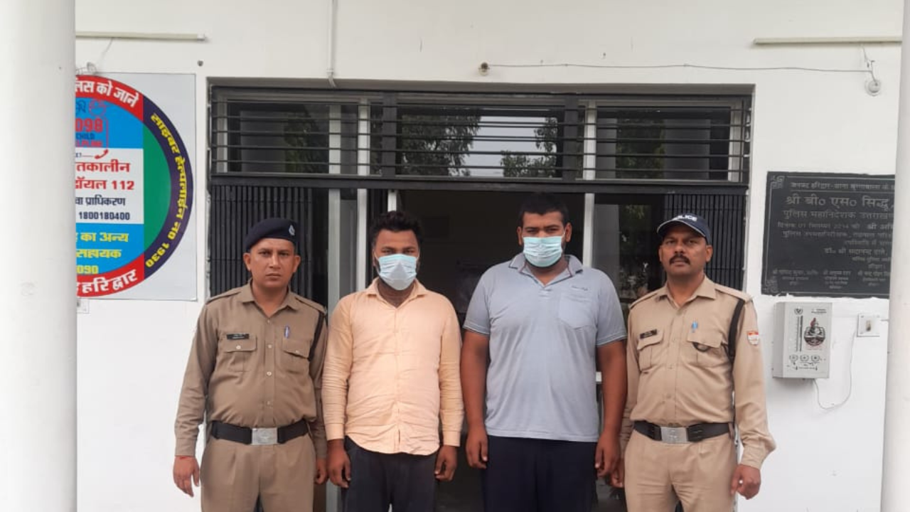 बुग्गावाला पुलिस द्वारा सड़क पर लड़ाई-झगड़ा कर शांति व्यवस्था भंग करने वाले दो युवकों को हिरासत में लेते पुलिस कर्मी।