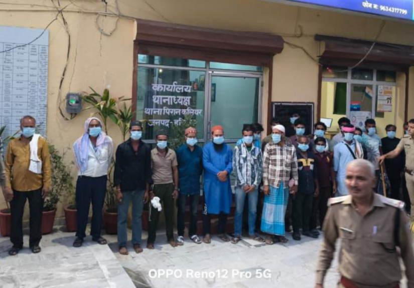 पिरान कलियर दरगाह क्षेत्र में ऑपरेशन प्रहार के तहत संदिग्ध व्यक्तियों पर कार्रवाई करती हरिद्वार पुलिस।