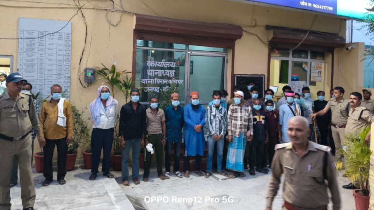 पिरान कलियर दरगाह क्षेत्र में ऑपरेशन प्रहार के तहत संदिग्ध व्यक्तियों पर कार्रवाई करती हरिद्वार पुलिस।