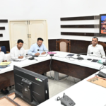 हरिद्वार में स्वच्छता और कचरा निस्तारण को लेकर अधिकारियों की बैठक करते जिलाधिकारी मयूर दीक्षित।